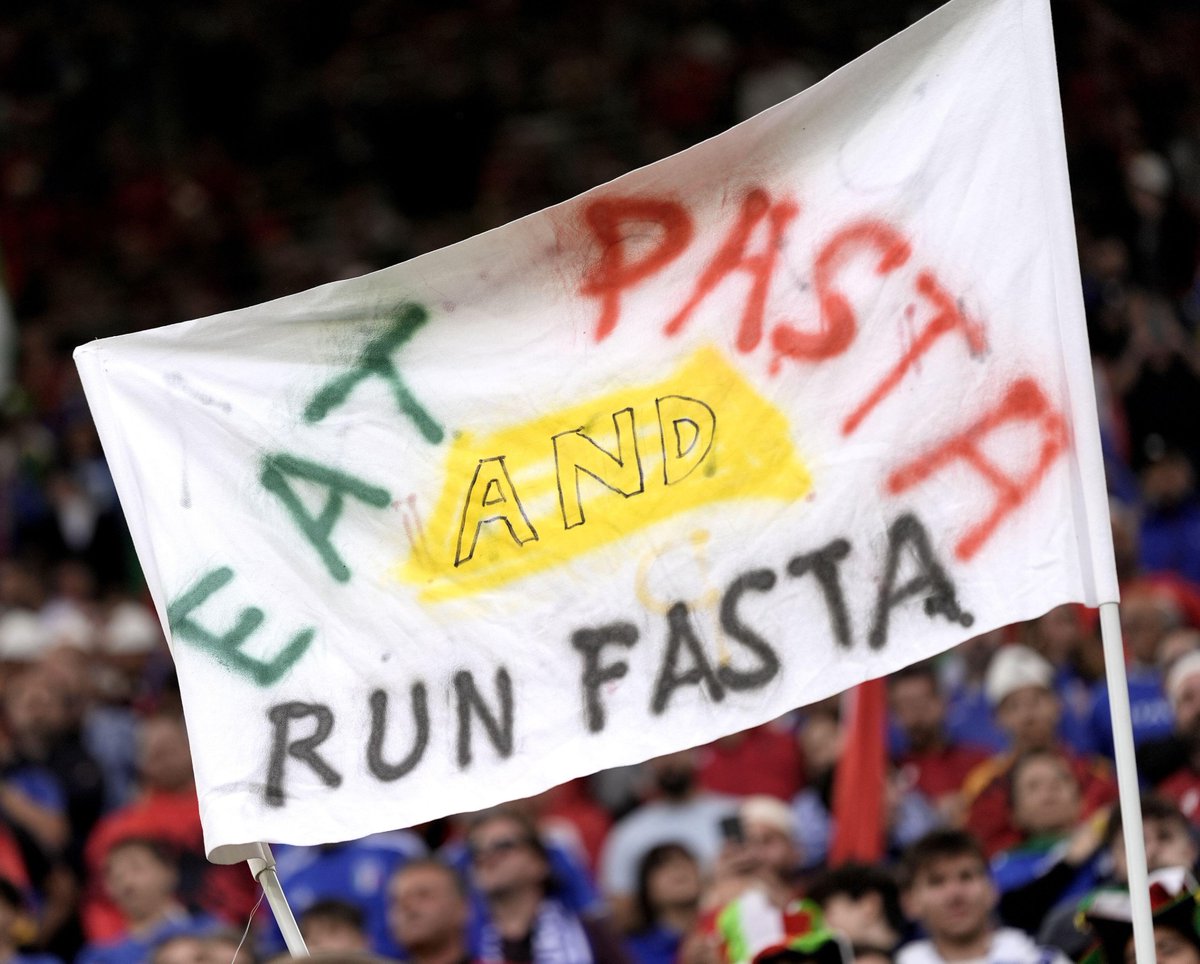 TielessAnt's tweet photo. Day 2 of #Euro2024 saw some fun culinary placards.
▪️Swiss fans expressed their preference for fondue over their Hungarian opponents' national dish. #HUNSWI 🇭🇺🇨🇭
▪️Italians advocated why they eat pasta. #ITAALB 🇮🇹🇦🇱
Spain/Croatia: you need to up your banner game! #SPACRO 🇪🇸🇭🇷 https://t.co/85bXAvpksX