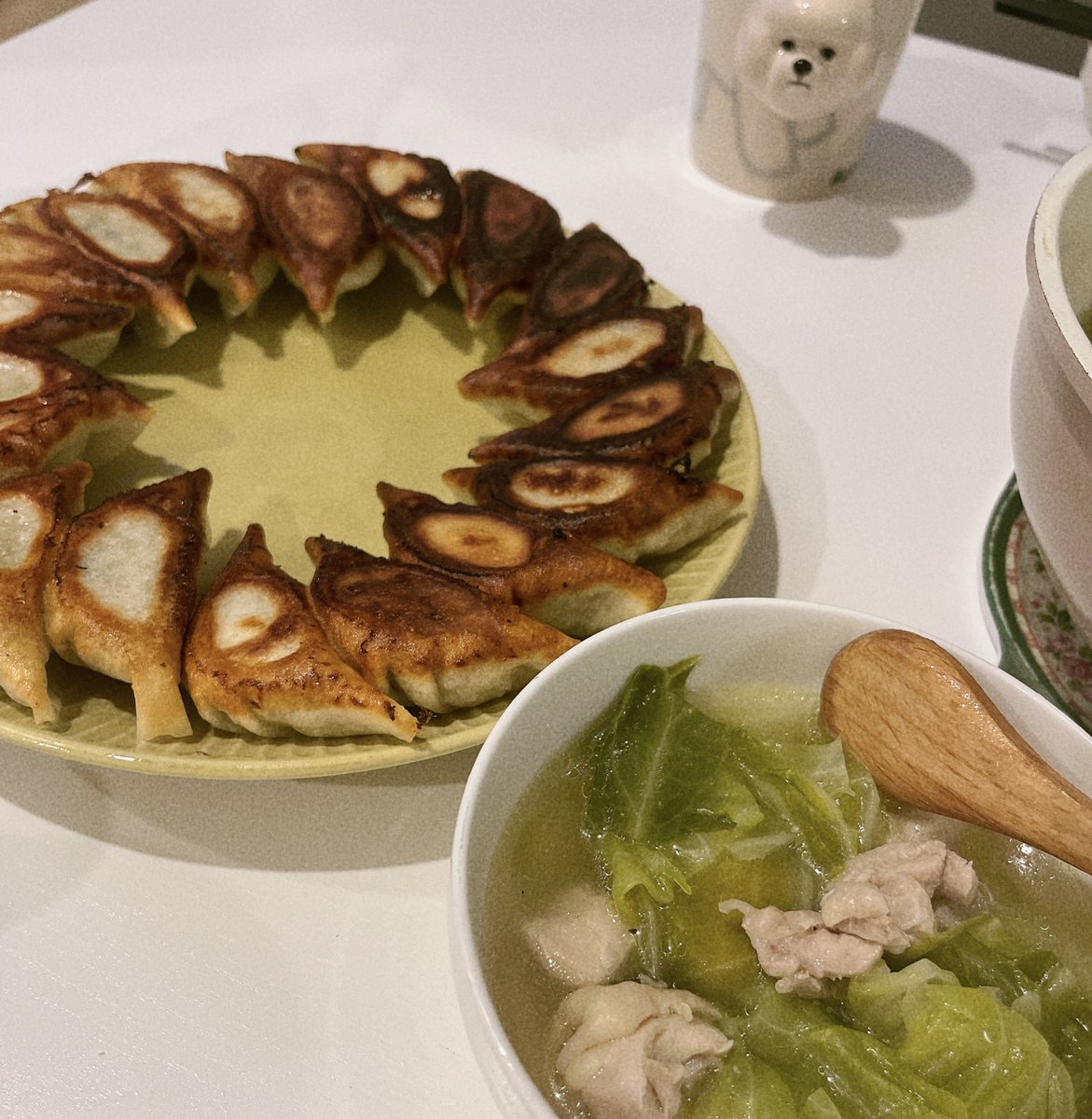 mmmpoji's tweet photo. 客にもらった宮崎のお土産の餃子バカうまい https://t.co/yd2TGn6PAf