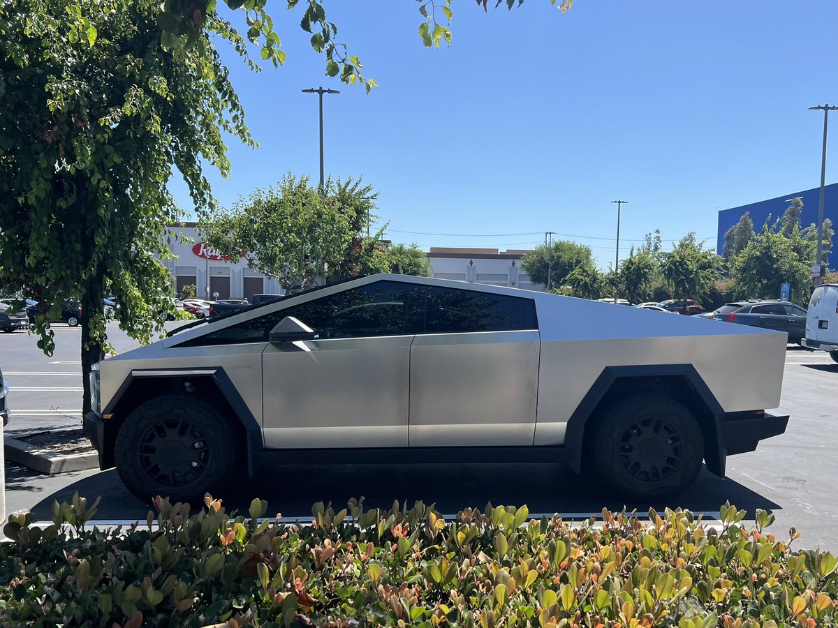 despair's tweet image. Weird glitch in the parking lot today, one of the cars didn’t stream in its high-poly LOD when I got close to it.