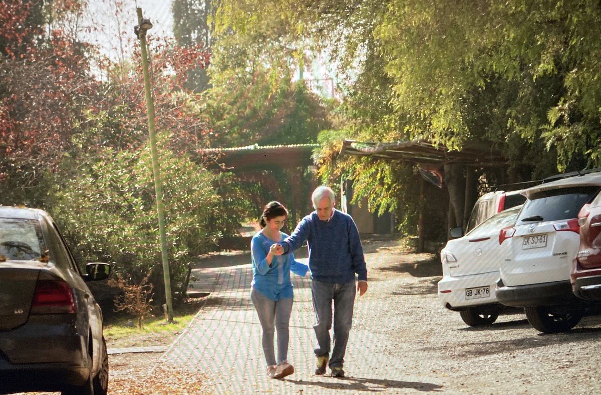 ArturoBurton4's tweet image. 'La memoria infinita' (Alberdi, 2024) @lamaitealberdi
Alzheimer, cuidados, memoria y mucho amor. 
Conmovedora, real. Muy recomendable.
youtube.com/watch?v=MkaUtA…