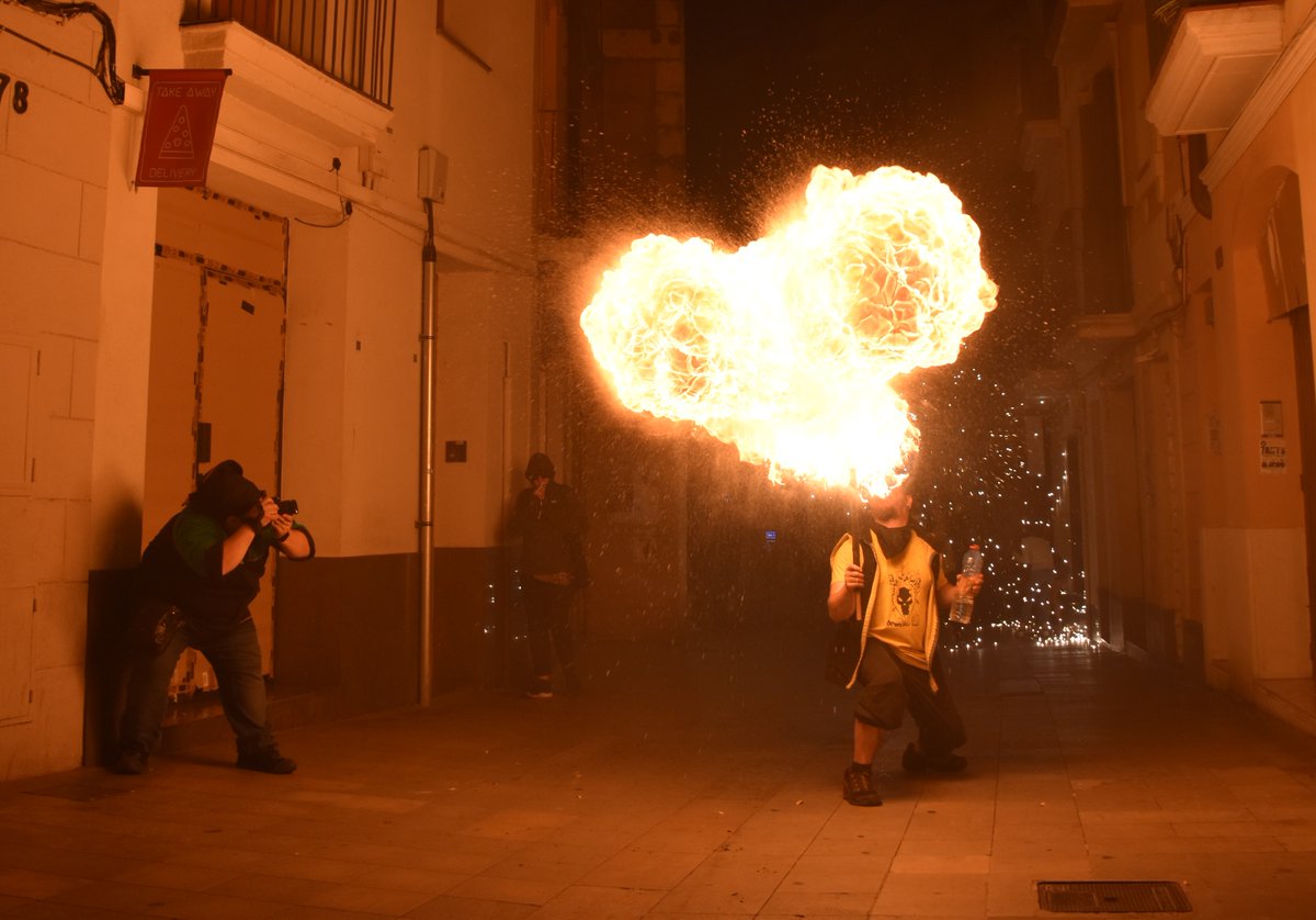 Segurament la millor foto que he pogut aconseguir avui al #Solstitium, és la capçalera de la Colla de Diables de Sant Pere Nord de Terrassa. <a href="/diablessarria/">Diablesses i Diables</a> <a href="/AVSarria/">A.V.Sarrià</a>