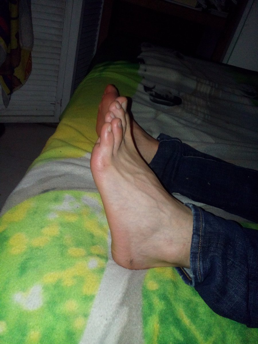bilatinGc's tweet photo. Este vato llegó tomado y decidió tomar una siesta,lo que no sabía que desde que lo conocí se me antojaron sus patas #sleep #malefeet https://t.co/YBR6D7WZyS
