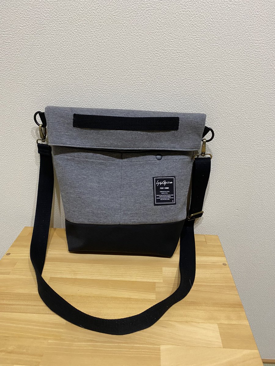 001100vs's tweet photo. 服をリメイクして2wayバッグ
内側にはファスナーポケット付き

自分の生活スタイルに合わせた仕様なのでストレスなく使える
よきよき

 #ハンドメイドバッグ  #ショルダーバッグ  #ハンドメイドショルダーバッグ https://t.co/27oVmOrFWK