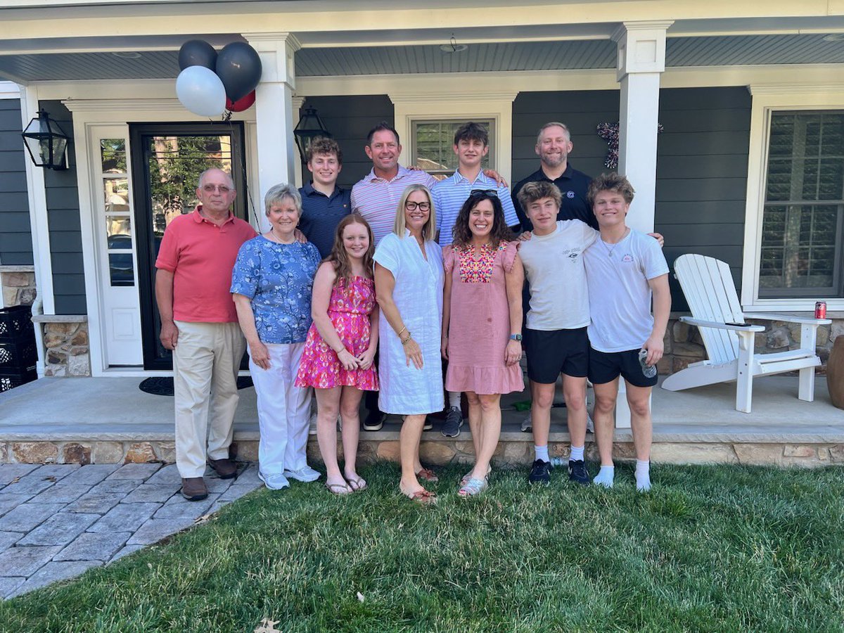 KSchnall9's tweet photo. Congratulations, Ryan Schnall!
#24Grad
#SchnallFamily https://t.co/DJLpV8i5Kn