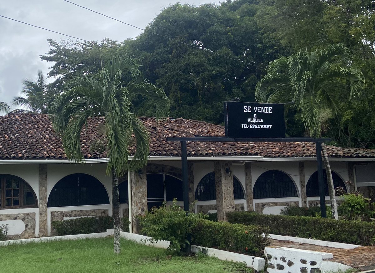 La afectación de las empresas en La Pintada es 💯. Un sábado como hoy, fondas y comercios estarían llenos de vida; hoy, están cerrados o vacíos. “Parece un pueblo fantasma”, me dijo un residente. La comunidad pide respuestas, pide trabajo.