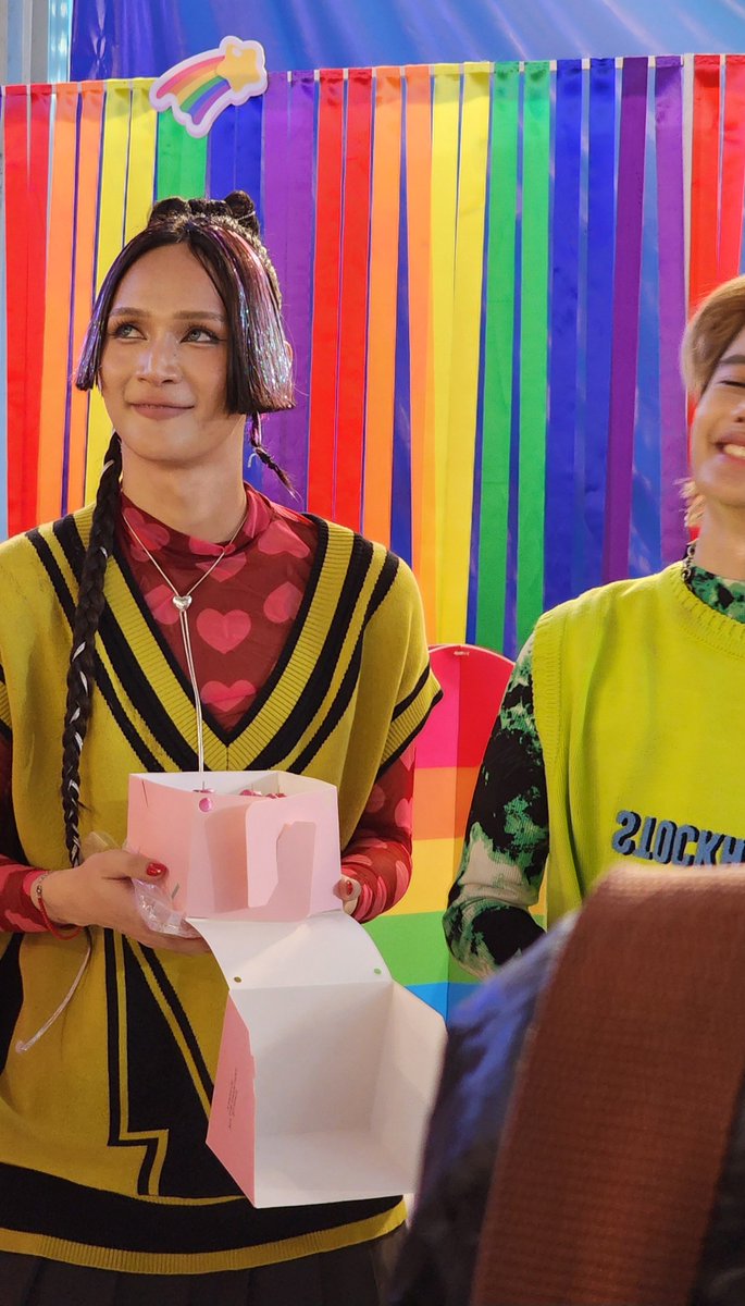 they_mademyday's tweet image. #4MIX แม็กก้ารับบทแต่งกาพย์กลอนอวยพร เพื่อนสองคนยืนลุ้น ดูหน้านินจาพยายามตีความ😉
#PrideForAll #PrideThailand #NONTHABURIPRIDECELEBRATION🏳️‍🌈 #CentralWestgate