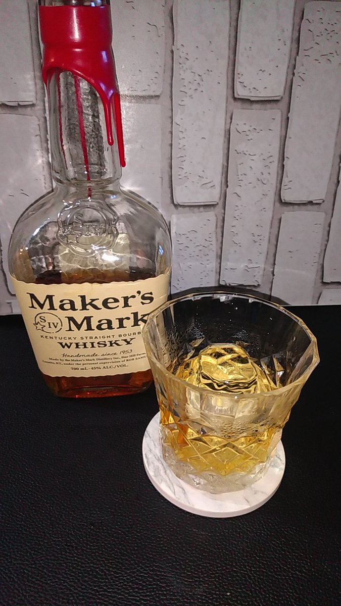 9639ryo's tweet photo. 続きは #BOURBON 
#DEVILSCUT 樽感強めで渋味が良き、#MAKERSMARK赤 小麦由来の甘口がスルスル呑めちゃう、#KNOBCREEK9 飲み応え有って、やっぱロックが最高、RYEも良いんだよね👍 暑くなって、氷の溶けるのが早くなってきたな😅 
#ナイスバーボン #オンザロックス https://t.co/Bek4mSVQxT