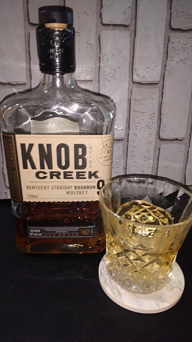 9639ryo's tweet photo. 続きは #BOURBON 
#DEVILSCUT 樽感強めで渋味が良き、#MAKERSMARK赤 小麦由来の甘口がスルスル呑めちゃう、#KNOBCREEK9 飲み応え有って、やっぱロックが最高、RYEも良いんだよね👍 暑くなって、氷の溶けるのが早くなってきたな😅 
#ナイスバーボン #オンザロックス https://t.co/Bek4mSVQxT