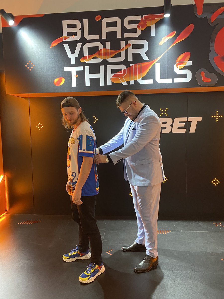 halstead01's tweet photo. @BanKsEsports middle middle middle, aisle aisle aisle https://t.co/GKqn4fEycg
