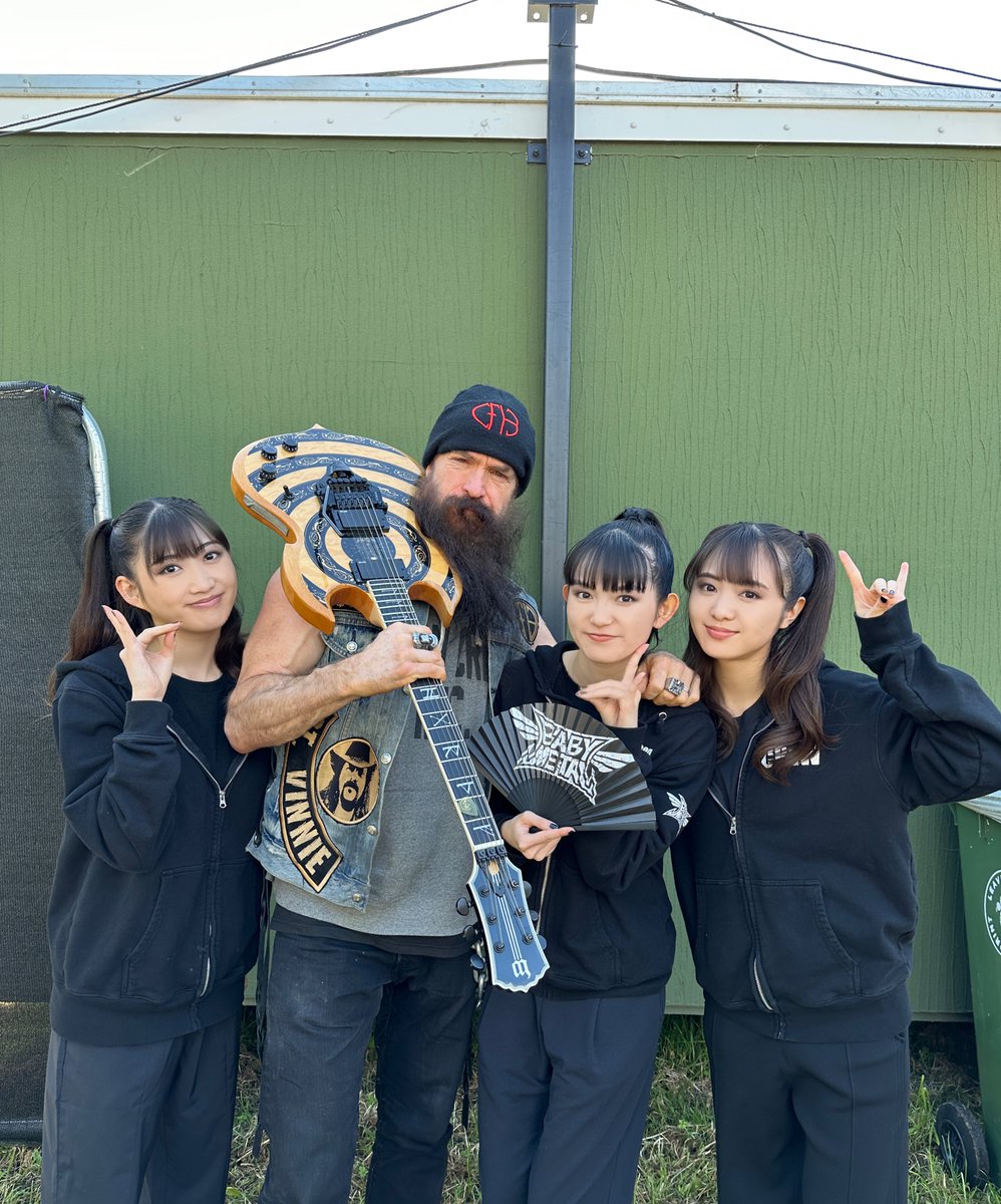 BABYMETAL_JAPAN's tweet photo. Thank you @ZakkWyldeBLS 🦊🦊🦊

#BABYMETAL #downloadfestival #DLXXI
@DownloadFest @Pantera https://t.co/ICUpKGi2YW
