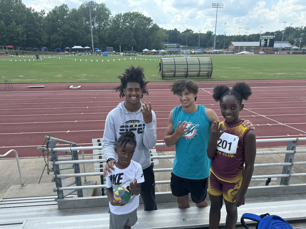 JLBarnes4's tweet photo. Appreciate my guys @Mbelite7 and @evanaustin_ for coming out to support Jizzle at her track meet today. She qualified for finals in all her events !!! #Family https://t.co/xggYxUTjGx