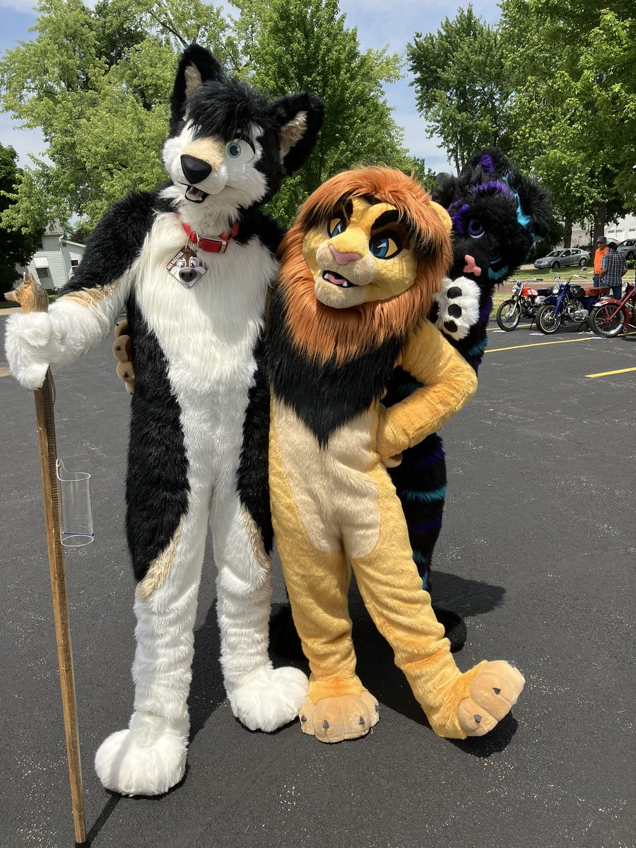 I think we are being photobombed 
<a href="/ShadowKat2K/">ShadowKat 🇺🇸</a> <a href="/electropaw/">EP Wolf⚡️</a>