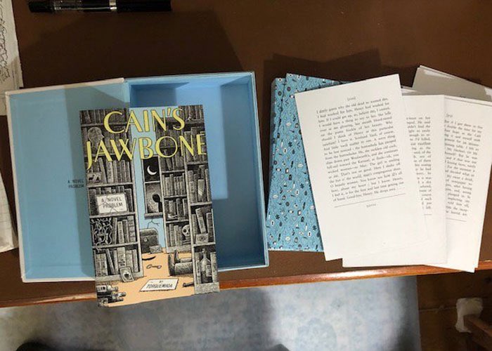 RelatocuriosoK's tweet photo. Cain's Jawbone de Edward Powys Mathers, una novela de misterio de 1934, fue impresa con sus 100 páginas desordenadas. Para resolver el enigma, los lectores deben determinar el orden correcto de las páginas, así como los nombres de los seis asesinos y de las seis víctimas. El misterio sólo ha sido resuelto por tres personas.
