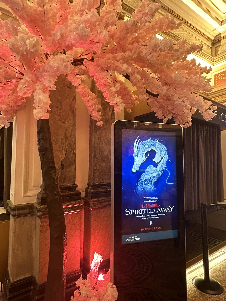 今回の旅のメインイベントの千と千尋の神隠しロンドン公演🎭ロンドンの地でこの作品を見れて良かったです…！日本で見た時とはまた違う感慨深さと、言語や文化の壁を越えようとする作品の力強さを感じる体験でした🥲