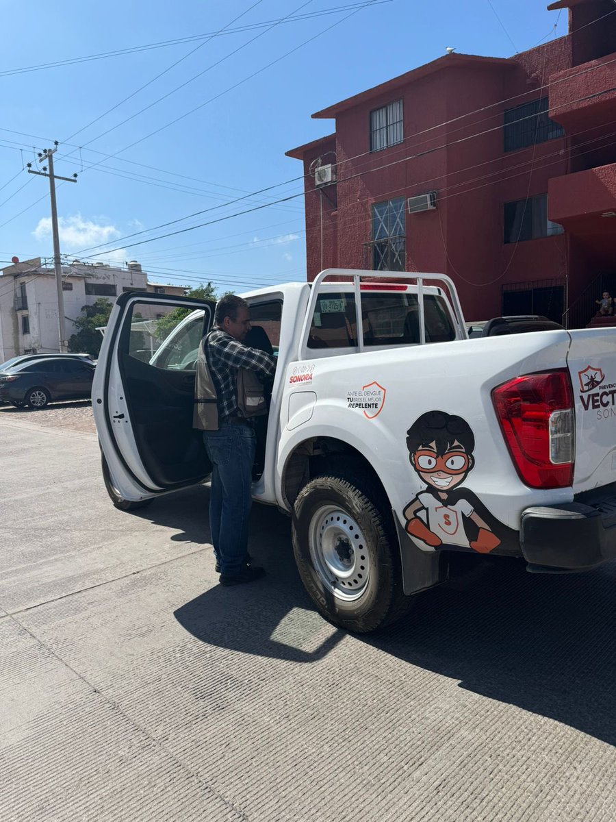 ssaludsonora's tweet photo. #SaludSonora en acción para prevenir el dengue 🦟

➡️Brigadistas de la Secretaría de Salud realizaron las labores esenciales de prevención en #Guaymas. 

💨Fumigación espacial 
📢Perifoneo y entrega de volantes informativos 

[1/2] https://t.co/w3ca0jhEYu