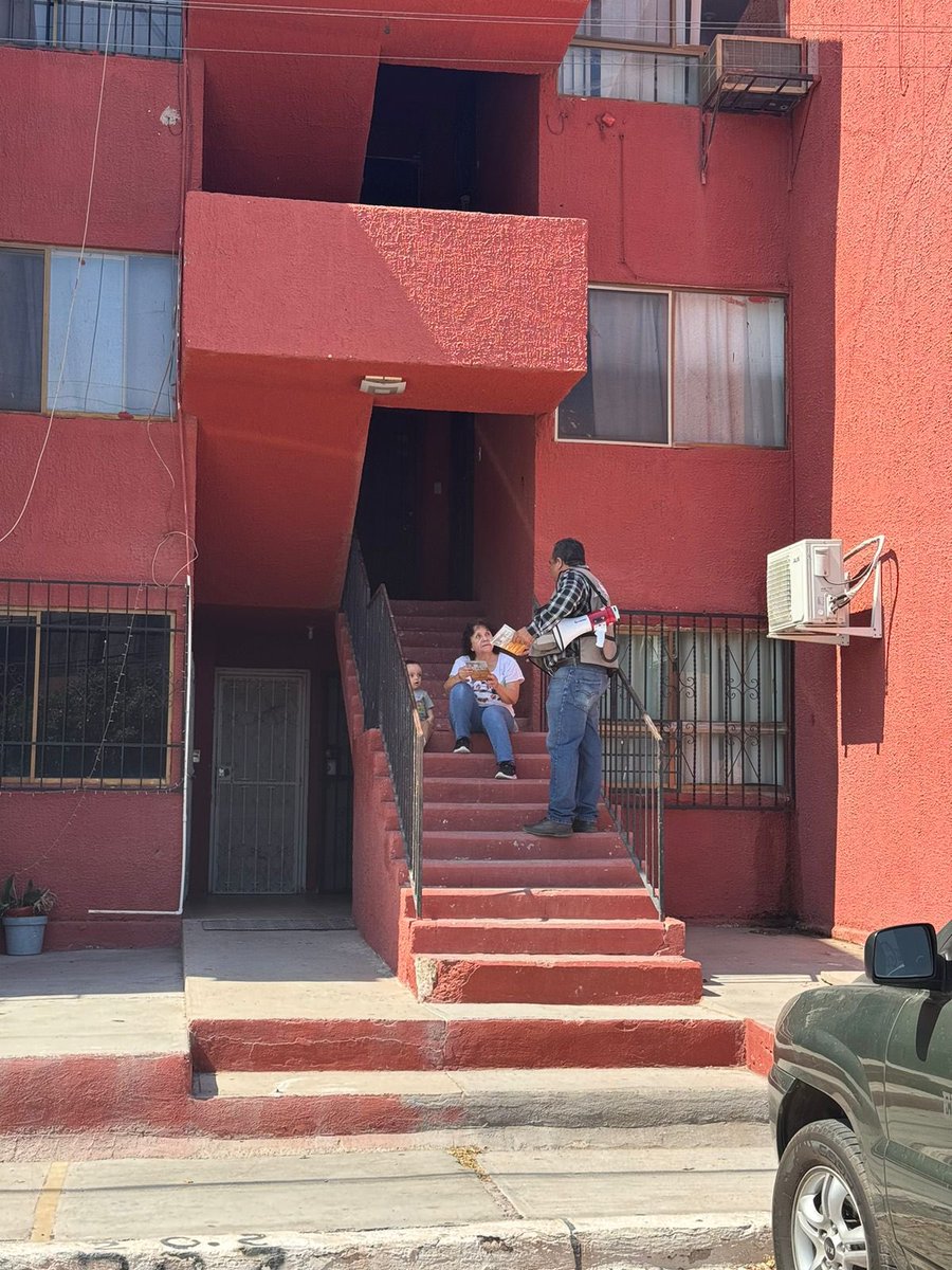 ssaludsonora's tweet photo. #SaludSonora en acción para prevenir el dengue 🦟

➡️Brigadistas de la Secretaría de Salud realizaron las labores esenciales de prevención en #Guaymas. 

💨Fumigación espacial 
📢Perifoneo y entrega de volantes informativos 

[1/2] https://t.co/w3ca0jhEYu