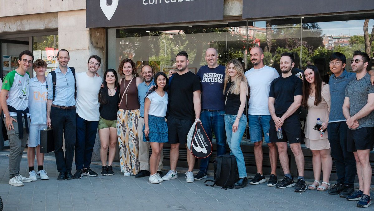 Agradecer a mi <a href="/Amecita9/">Amecita</a> por el apoyo incondicional en todo momento, a <a href="/CasinoGranVia/">Casino Gran Vía  ♣♦♥♠</a> y <a href="/AJEDREZCABEZA/">AJEDREZCONCABEZA</a> por ser enormes sedes y a <a href="/VanessaDescarr1/">Vanessa Descarrega</a> , <a href="/MadridMueve/">Madrid Mueve</a> y <a href="/Ayelenchess/">Ayelén</a> por responder tan bien.