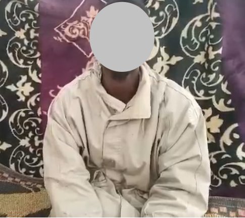 SahelLeaks's tweet photo. #BurkinaFaso: Dans une vidéo publiée, #JNIM montre plusieurs militaires capturés par les combattants du #JNIM au cours de l'attaque de #Masinga. Le soldat qui s’exprime, donne la date du 13 juin, il demande de l’aide de ses parents et du président IB Traoré.
#SahelLeaks https://t.co/w6q7EJeYSc