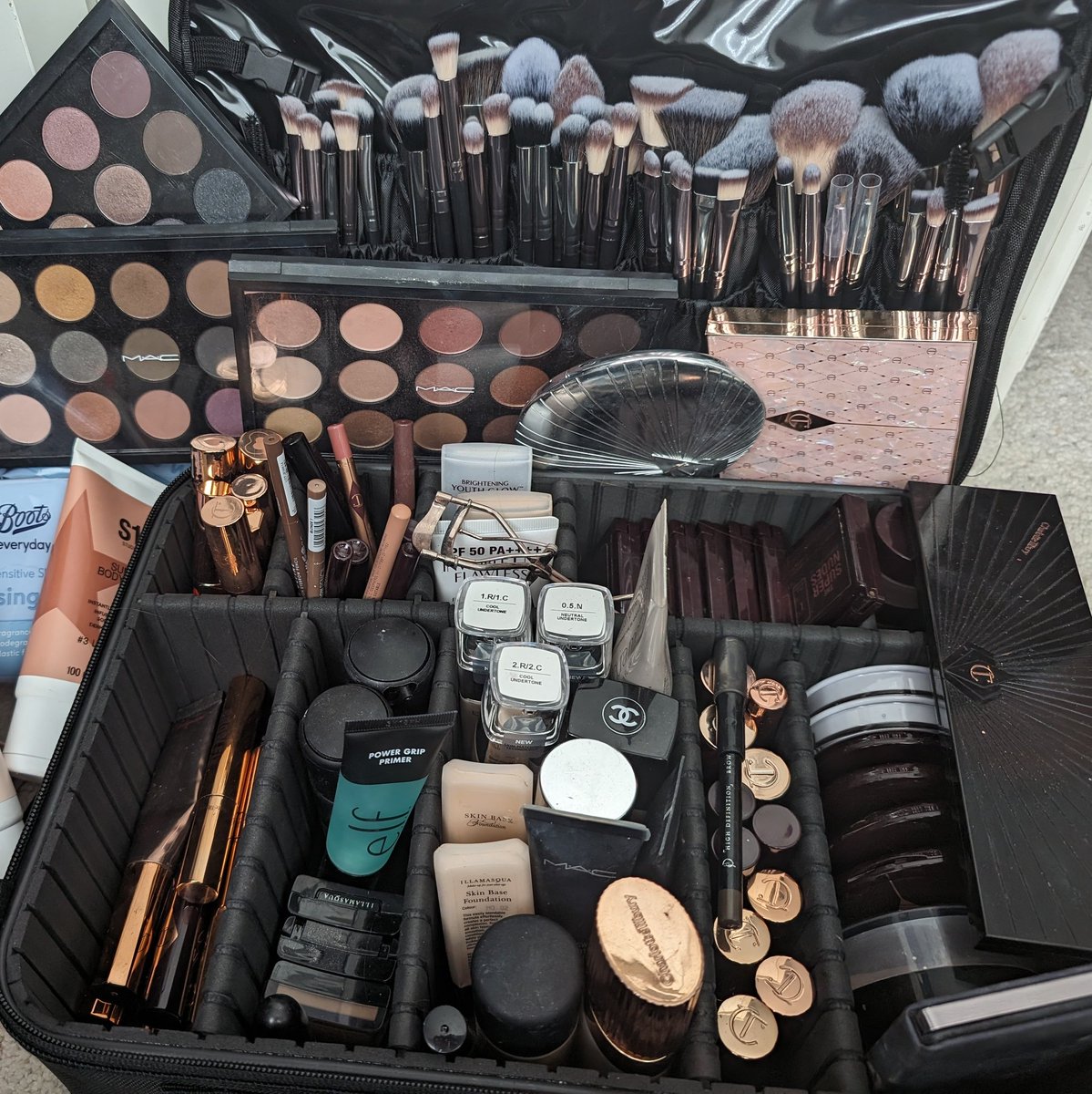 GlasgowBBlogger's tweet photo. Dusted off my makeup kit this week for a family wedding. I love the @charlottetilbury airbrush flawless foundation for brides you can get your own with 15% off your first order using the code LORIFA0RT at checkout or use the link in my bio #ad #magicbeautystars 
#charlottetilbury https://t.co/HQHGyN07MZ