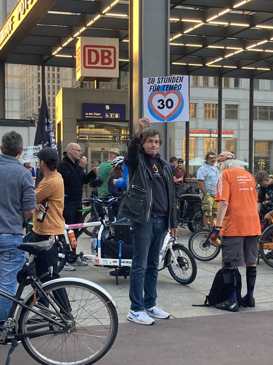 BialluchLiu's tweet photo. #radparade in Berlin 👉 30 h Radfahren für Tempo 30 🚴🏾‍♀️💚 für mehr #Verkehrssicherheit #Klimaschutz #Lärmschutz #Verkehrswende- Vielen Dank für diese tolle Aktion an @ADFC_Berlin @CCitiesOrg @Umwelthilfe @radlogistik @fussverkehr_de u.a. , die noch bis morgen Abend weitergeht 💚👏🏼 https://t.co/TE7JYs27Po