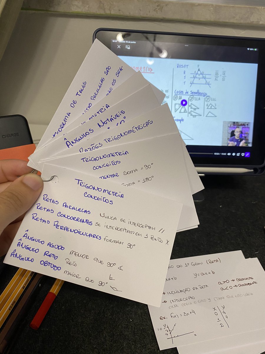 allystuds's tweet image. Esses cards que tirei da aula do careca estão muito bons, vsfd 😎