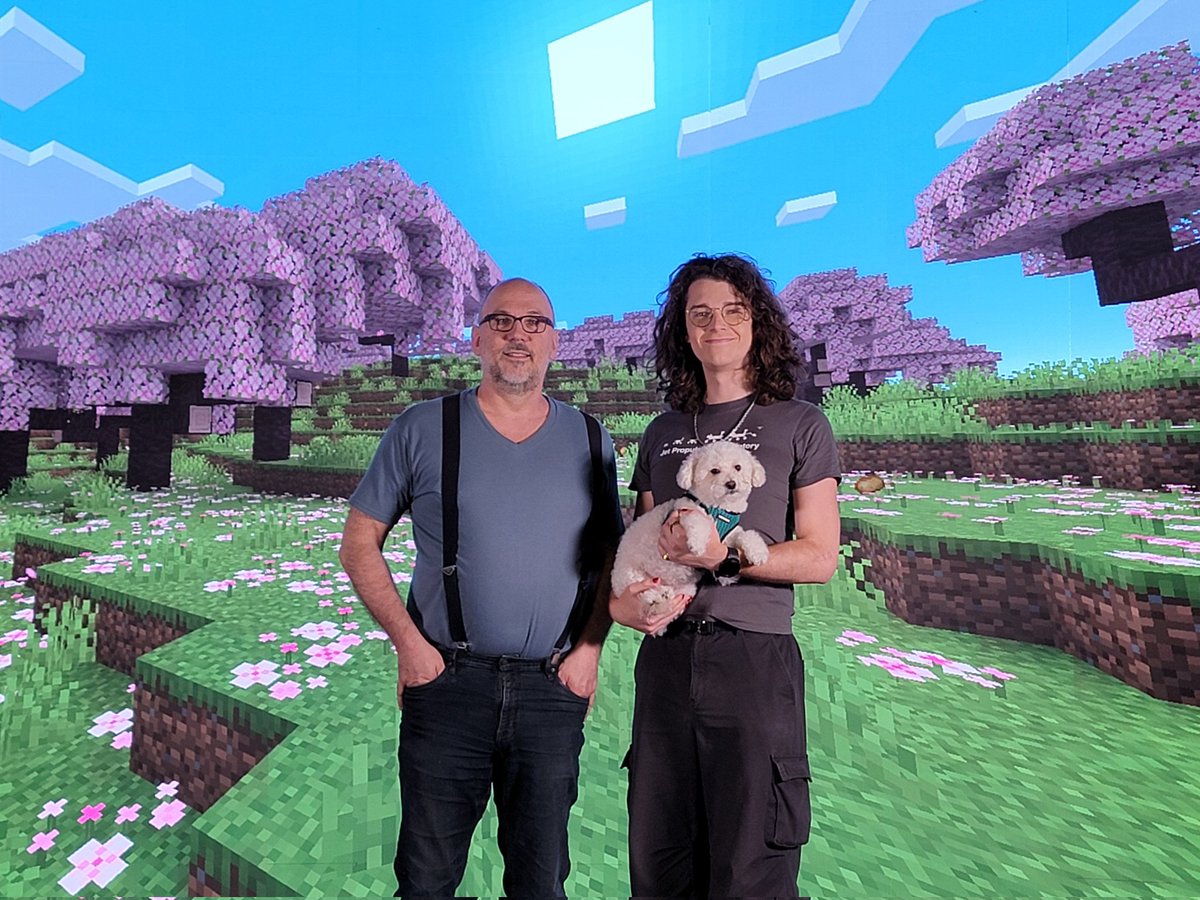 I got to hang out with Technodad and Floof in Minecraft! 🐷👑