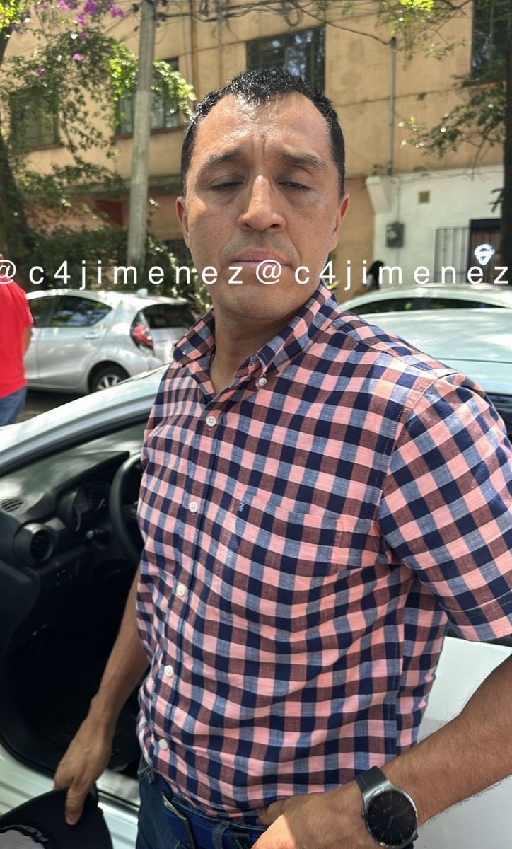 catrina_nortena's tweet photo. #ULTIMAHORA
🚨 CAPTURAN A LA RATA que golpeó y le robó el celular a un joven con autismo que trabaja en @lauammx 

Esperemos que la @FiscaliaCDMX le de un castigo ejemplar a ese delincuente miserable

Si tienen su nombre o saben donde trabaja, por favor publíquenlo para que ya no le queden ganas de andar de abusivo...
