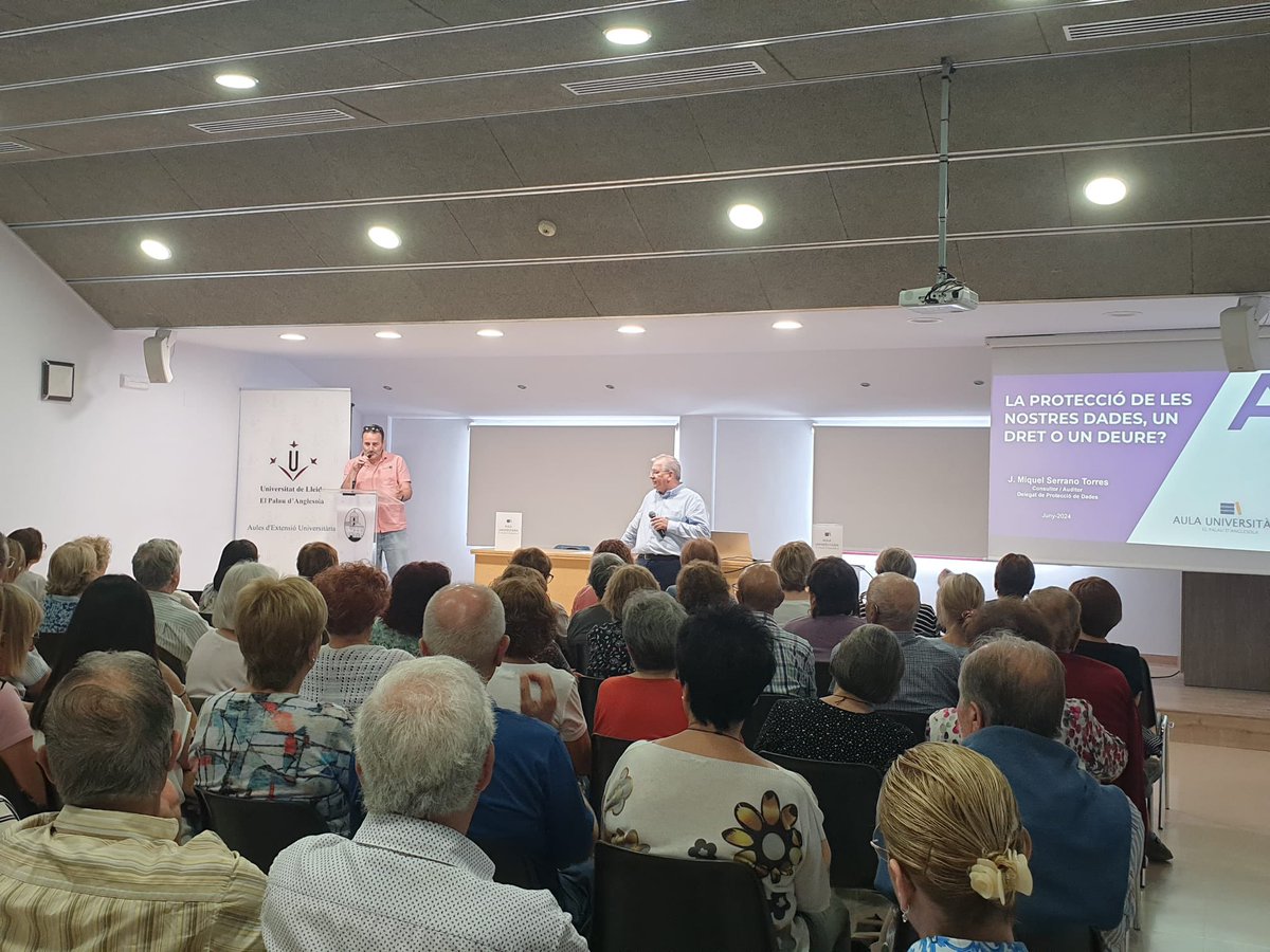AuladelPalau's tweet photo. Aquest dijous passat  J.Miquel Serrano Torres ha deixat la cadira d'alumne de l'Aula per passar a la palestra i exposar-los de manera clara i entenedora el tema que tant domina, com és la Protecció de Dades i tot el que avui comporta https://t.co/iMiyGyQDXq