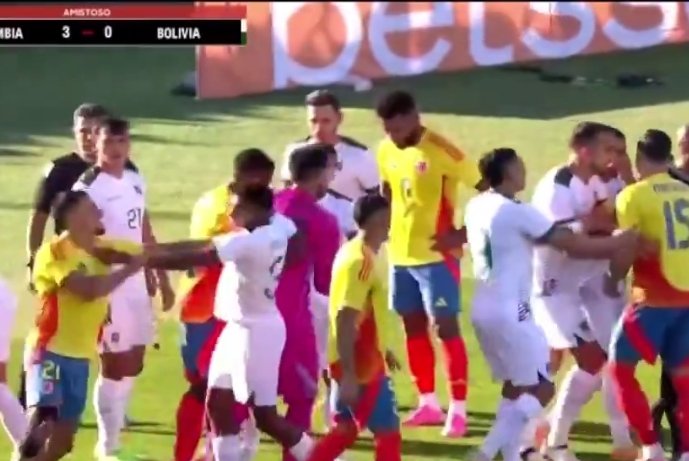 frabigol's tweet photo. Todos los jugadores de Colombia y Bolivia revoleando golpes para todos lados y BORJA EN EL MEDIO DE TODOS CON LA CABEZA GACHA, LOS BRAZOS EN JARRA Y PIDIENDOLE AL SEÑOR QUE CESE EL CONFLICTO, mi Colombiano favorito. https://t.co/2VosrA8OYe