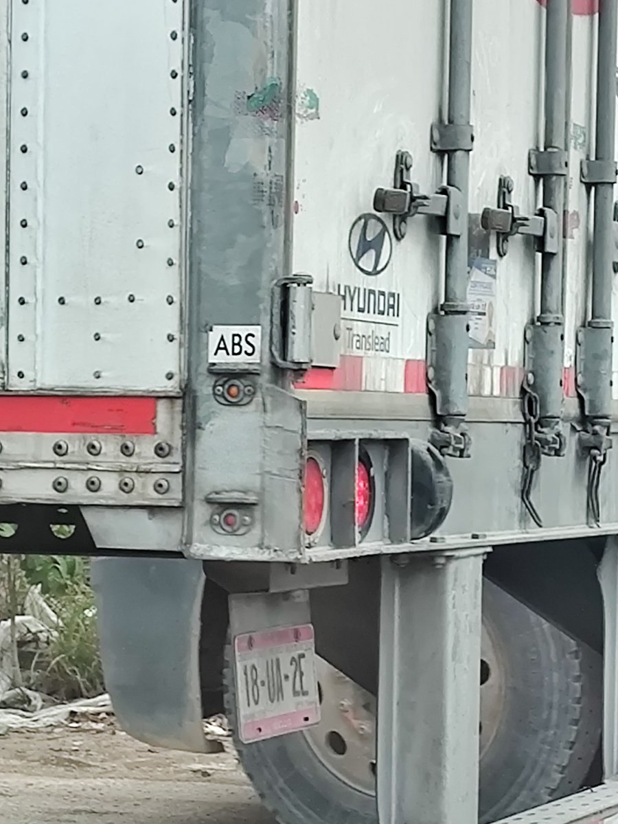 MARRGARIT's tweet photo. @3Guerras tus #choferes  #bestiasalvolante #rebasan
en plena curva lo peor rebasan por la derecha casi provoca que nos impacten de frente @AytoCancun @TransitoBJ @Policiacancun @mx_guardia revisen si van en sus 5 sentidos https://t.co/aIrmUqrmtK