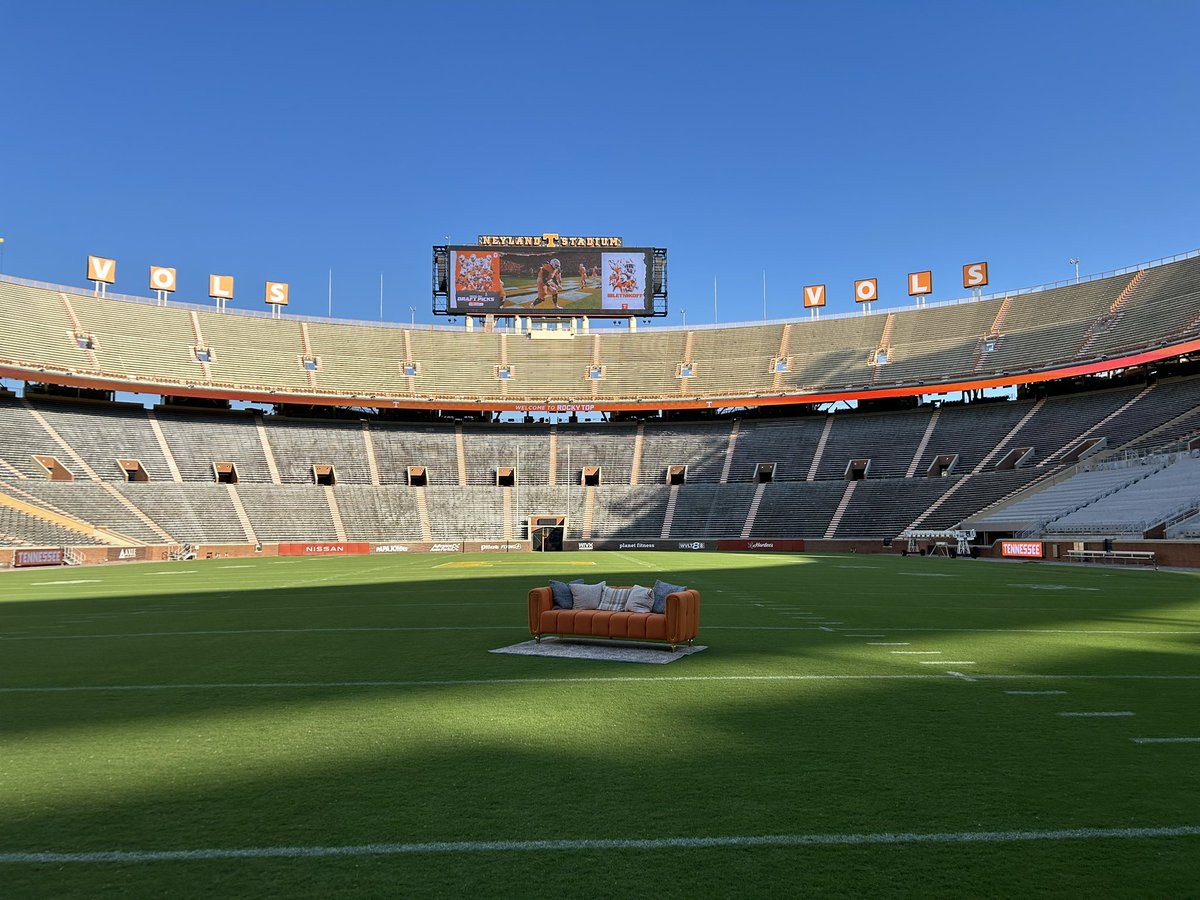 Huge recruiting weekend <a href="/Vol_Football/">Tennessee Football</a> 2 of my Fav LB’s  <a href="/ESpillman13/">Edwin Spillman 🇸🇱</a> “Young Bull” 🐂 <a href="/jeremiahteland1/">jeremiah telander</a> “SGT” 🇺🇸 Feels like 🏈 and ⚾️ time in Tennessee 🌶️🔥