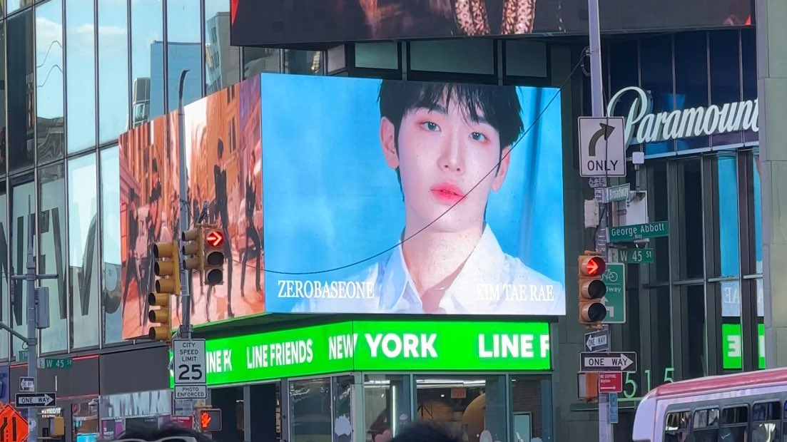 뉴욕 타임스스퀘어에서 만난 태래! 반가워 🥲💗
#김태래 #타임스스퀘어