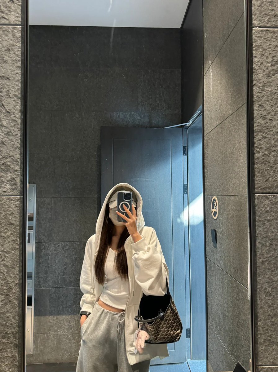 johnxtren's tweet image. OOTD ( 👟 ) with my friend