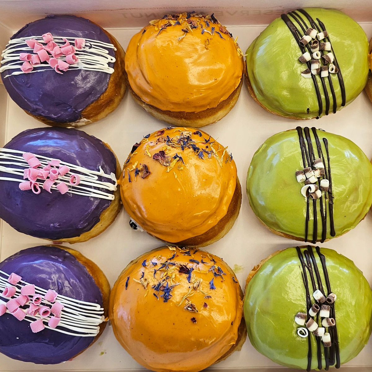 sugarboxdonuts's tweet photo. My new obsession 😍 Bonuts = Boba filled donuts. Yes please! https://t.co/2GEIbHRe5P