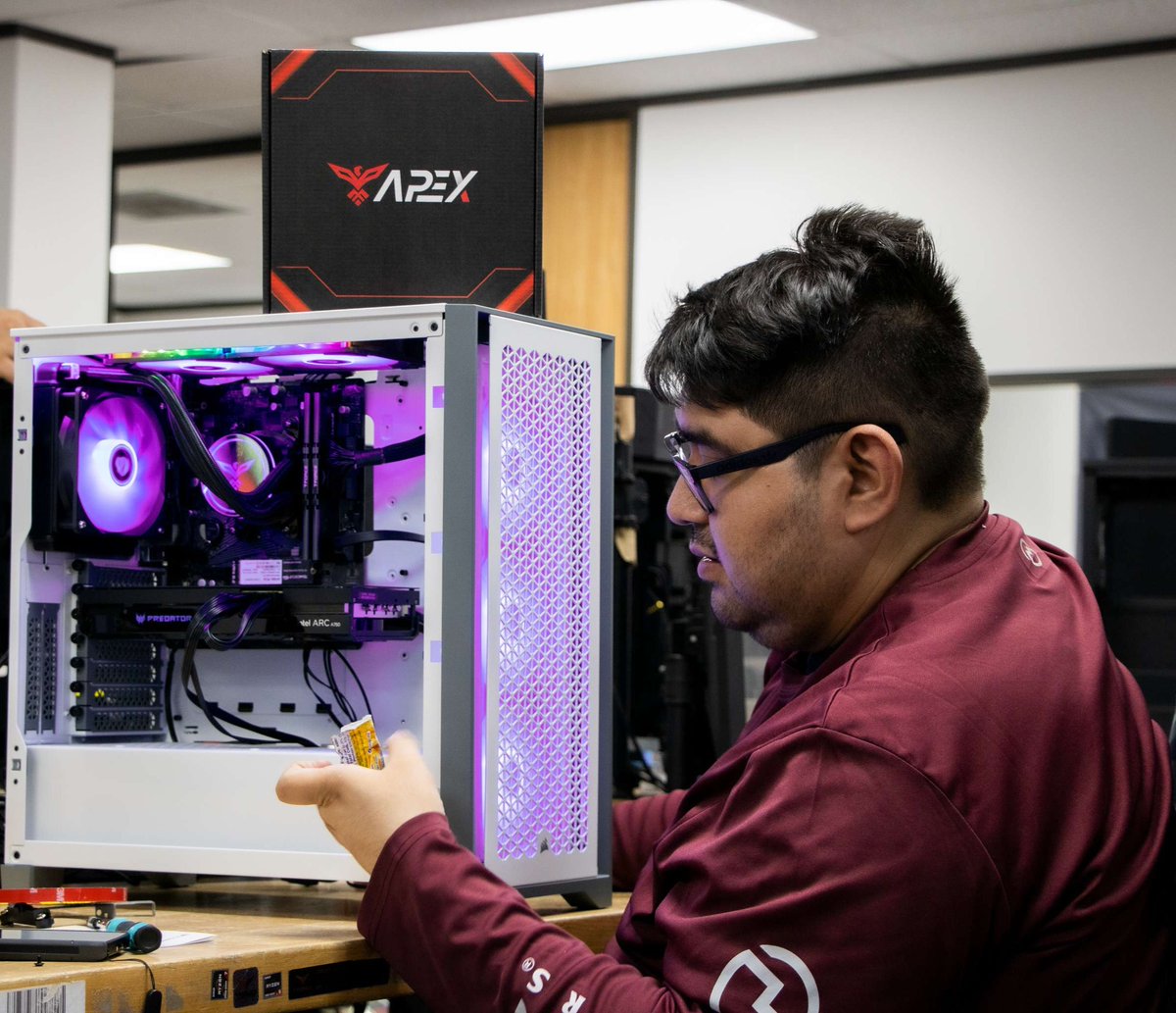 apexgamingpcs's tweet image. Crafting the ultimate Apex predator. 🖥️💥
#Apexgamingpc #PCBuilder #GamingSetup