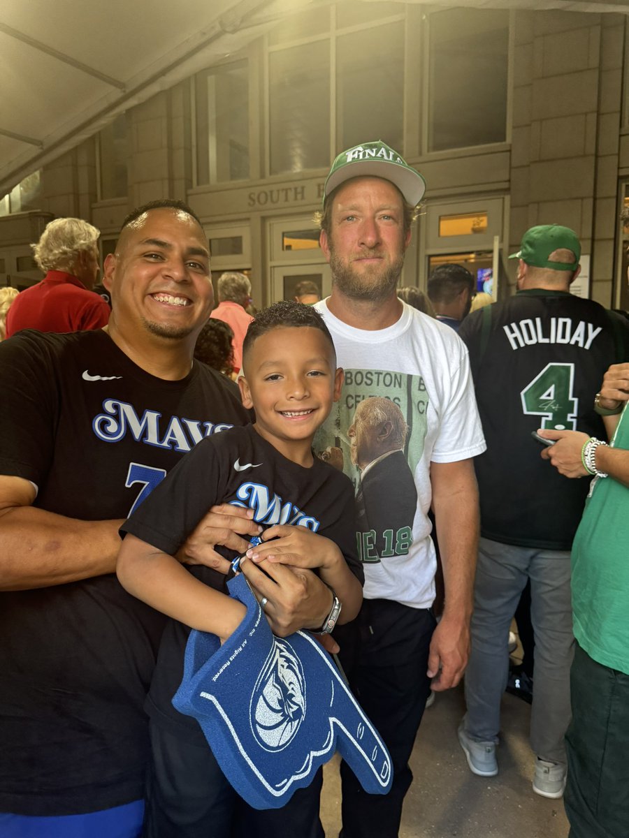 johnjames03's tweet photo. @stoolpresidente They were all gone from our section early in the 4th Quarter. Thanks for taking a picture with my son and me. https://t.co/mmQNdT5weP