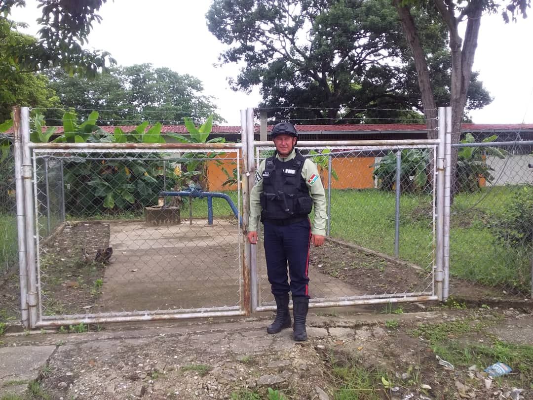 Polimuba93's tweet photo. Con el propósito de resguardar los servicios públicos básicos, los funcionarios de la Policía del Municipio #Barinas supervisan el pozo de agua potable de #Hidroandes en el sector Altamira de la parroquia Corazón de Jesús #VenezuelaPintaBonito @MijpVzla @Visipol_MIJP https://t.co/lKgJ6Wjcmt