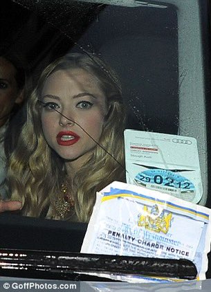 notgwendalupe's tweet photo. amanda seyfried gives back a parking ticket to a cop https://t.co/AzwWEOTIhy