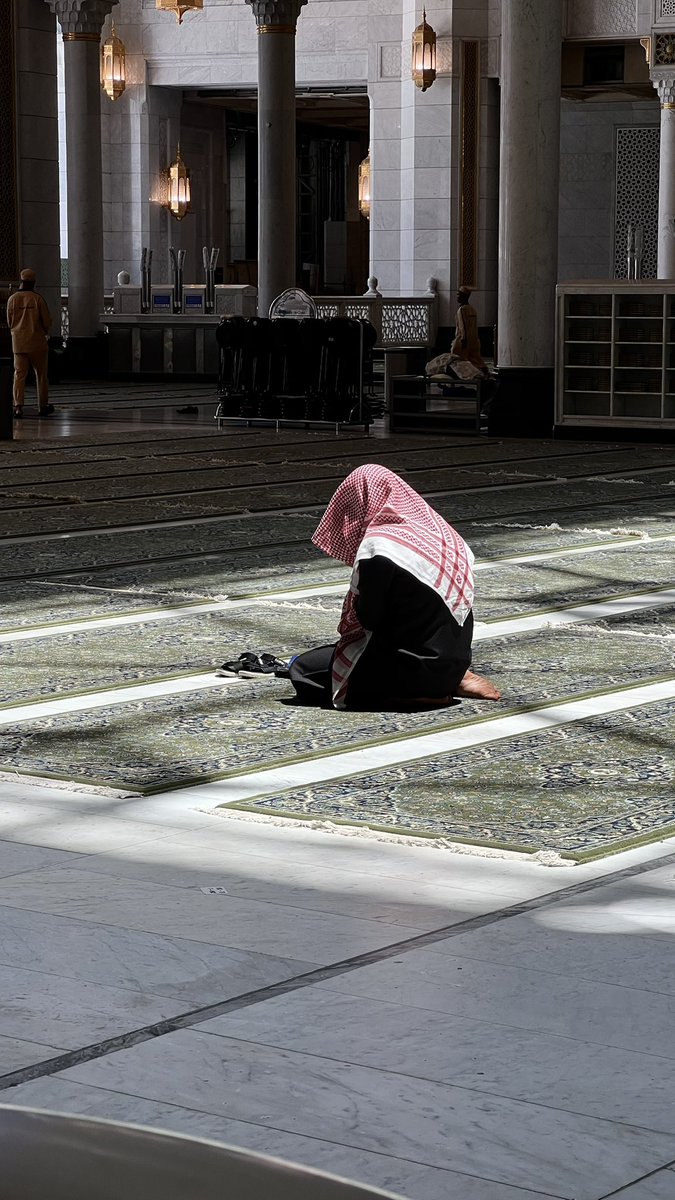 "سأظلُ طولَ العمرِ بابَك أقرعُ
ياخير من ذا يستجيبُ ويسمعُ"