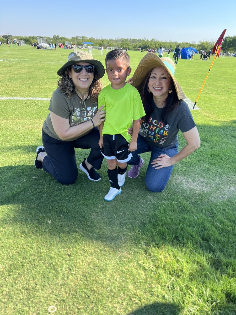 FierroMs's tweet photo. Cuando tus maestras de PreK3 y PreK4 te van y te apoyan en tus partidos de fútbol!❤️ GOOOOOOOOAZZZOOO MATÍAS!👏👏👏 @LittlesAtLee #ThePowerOfUs #MyIrvingISD @PierceECPandas #IISDReimagined https://t.co/nPoQh9BOBw