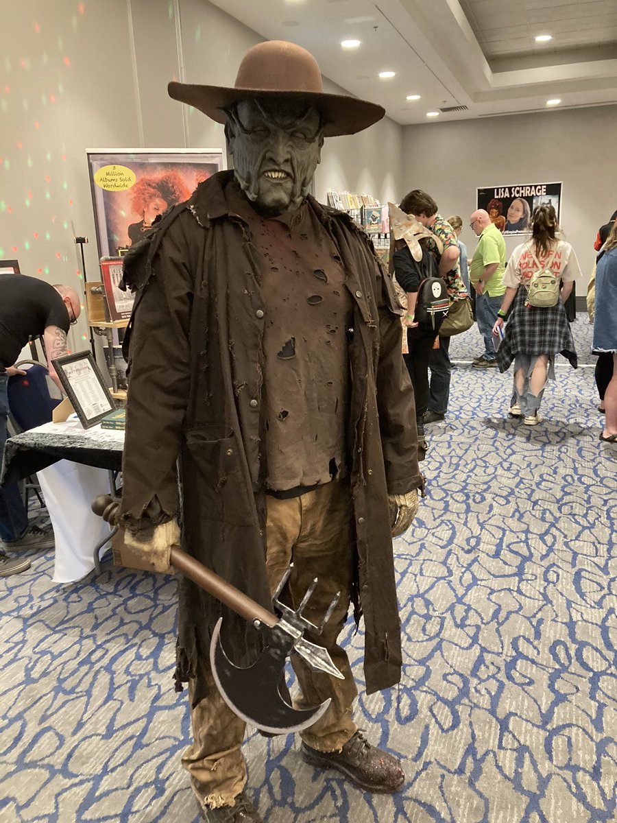 bob_claws's tweet photo. Day 1 of @YYCHorrorCon complete! Changed it up and went as Myers for a day. Ghostie returns for day 2! π» #calgaryhorrorcon #Cosplay #halloween #michaelmyers https://t.co/oo3chVW6pz