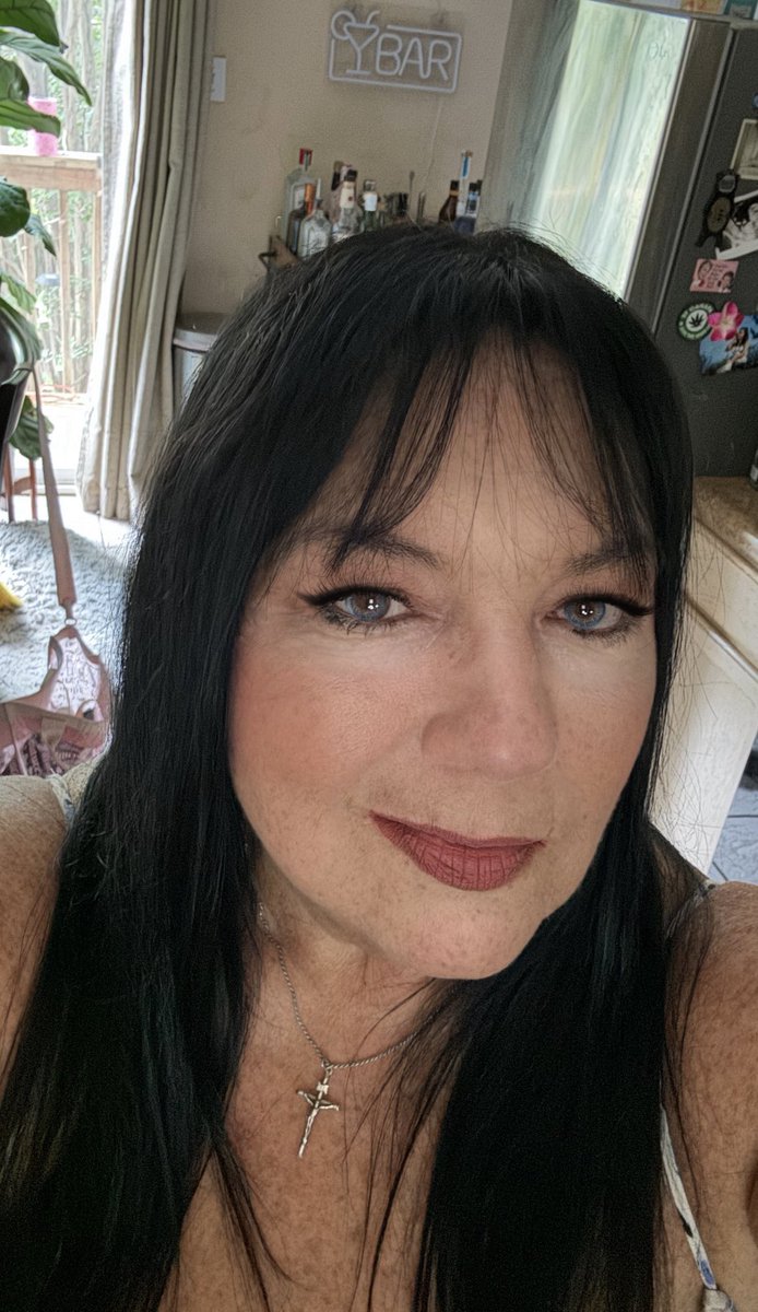 I may have just cut my own bangs as if the love of my life just broke up with me. I got a party to go to. Albeit at my daughter’s house. 💋 ✌️🥂