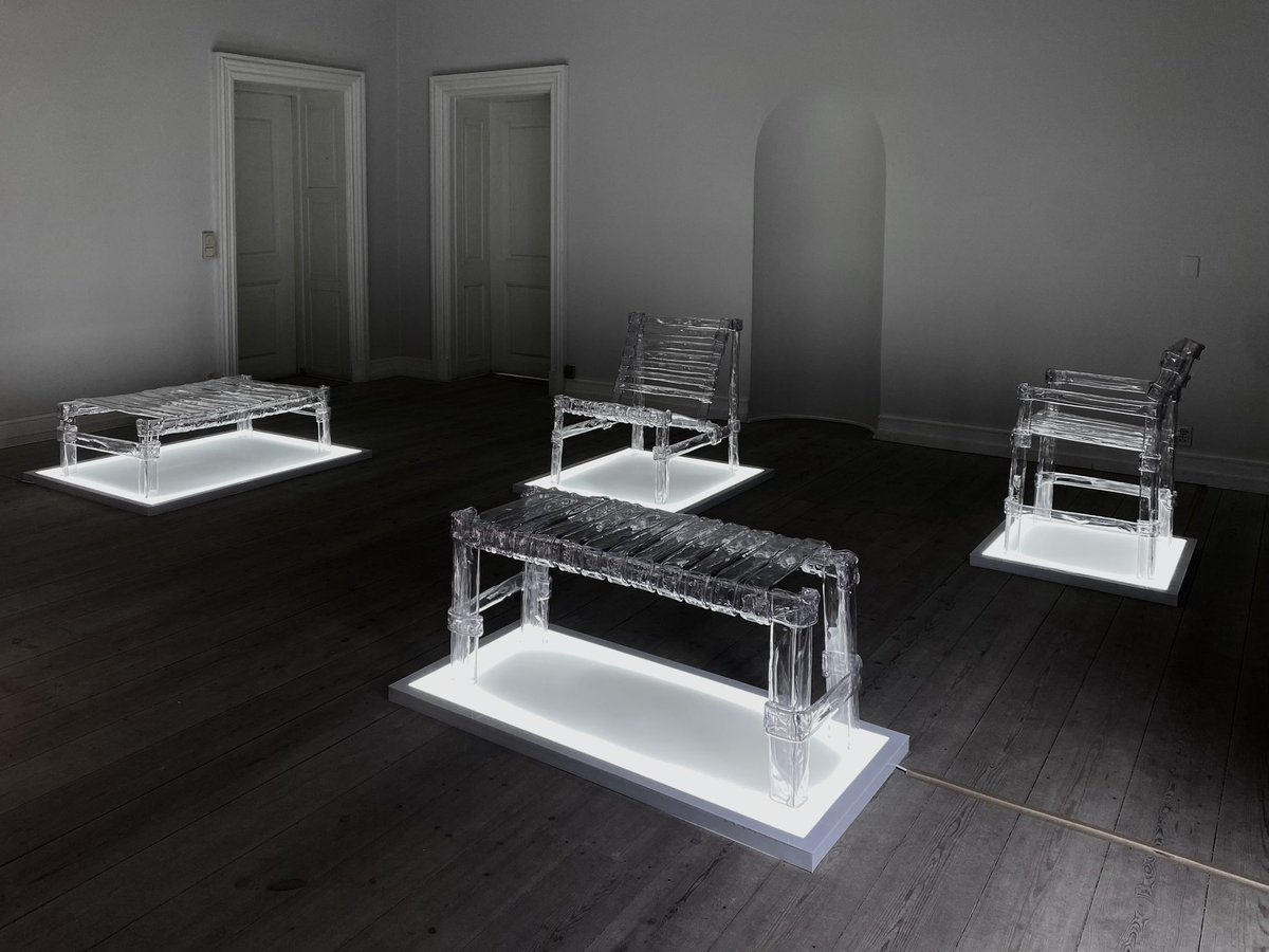 ononaoki's tweet image. デンマークの若手デザイナーKasper Kysterの個展。プラスチック（PETG）のシートを巻いて熱で固めた家具のシリーズ。部材の接着も熱のみでモノマテリアル。実際に座れる強度（Kasper曰く200kgまでOK）。会場はデザインミュージアム・デンマークの隣の建物の一室。

#3daysofdesign レポ16