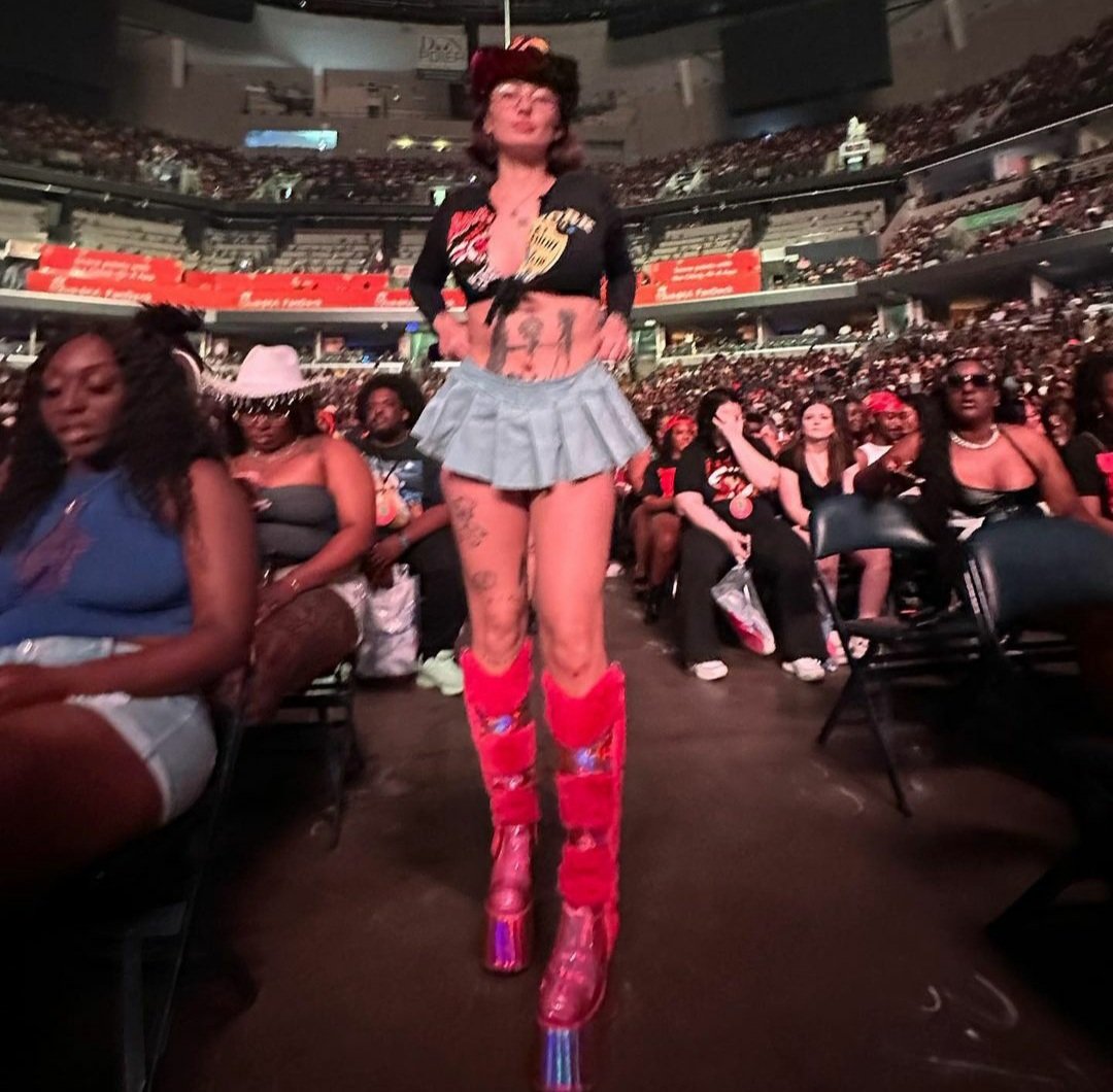 just saw the most beautiful woman in the whole world last night up close nbd) and ofc me and friend  didn't get a single picture together lmao