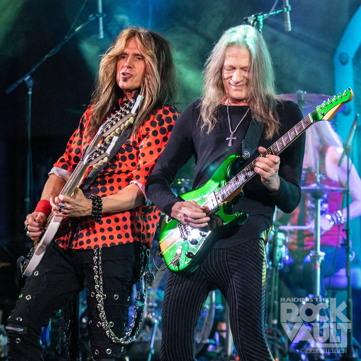 Rock_Vault's tweet photo. Guitars guitars guitars 🎸 Z Maddox & Mitch Perry delivering legendary lead guitar parts from Jimmy Page, Eddie Van Halen, Jimi Hendrix & more
#hardrock #classicrock #hardrockcafelasvegas #hardrockcafe #lasvegasstrip #raidingtherockvault #rockvault #guitars #mitchperry #zmaddox https://t.co/5usM906aiv