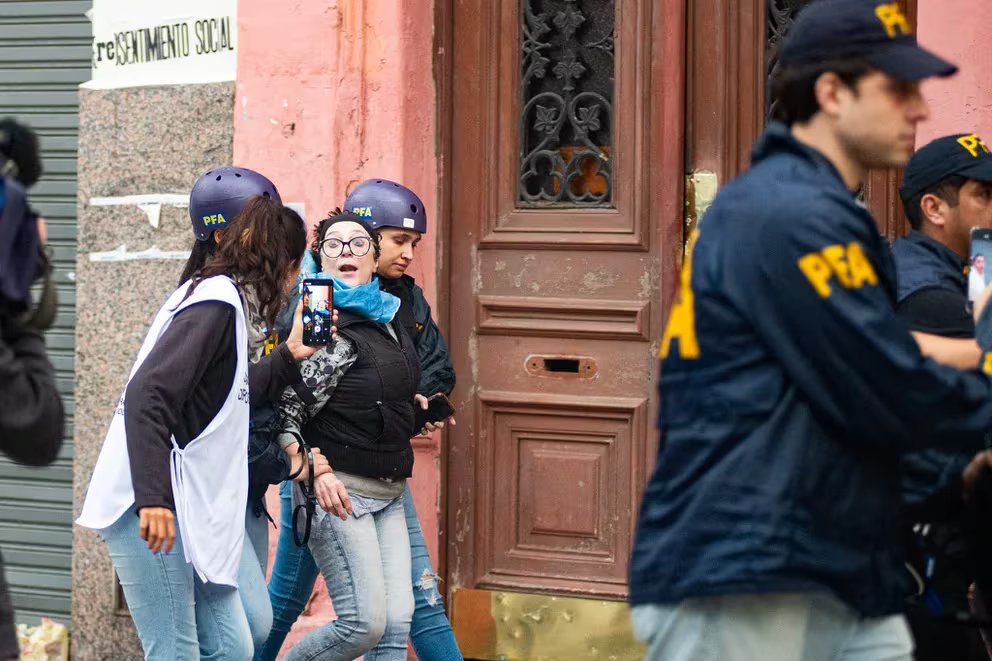 ArrepentidosLLA's tweet photo. Sigo con la historia de algunos de los que acusan de "terroristas" y después dejo algunos videos de la demencia que vivimos el miércoles. Dejo primero esta foto de algunas de las detenciones. Mucha pinta de terroristas no tienen https://t.co/AChVz1Y3dh