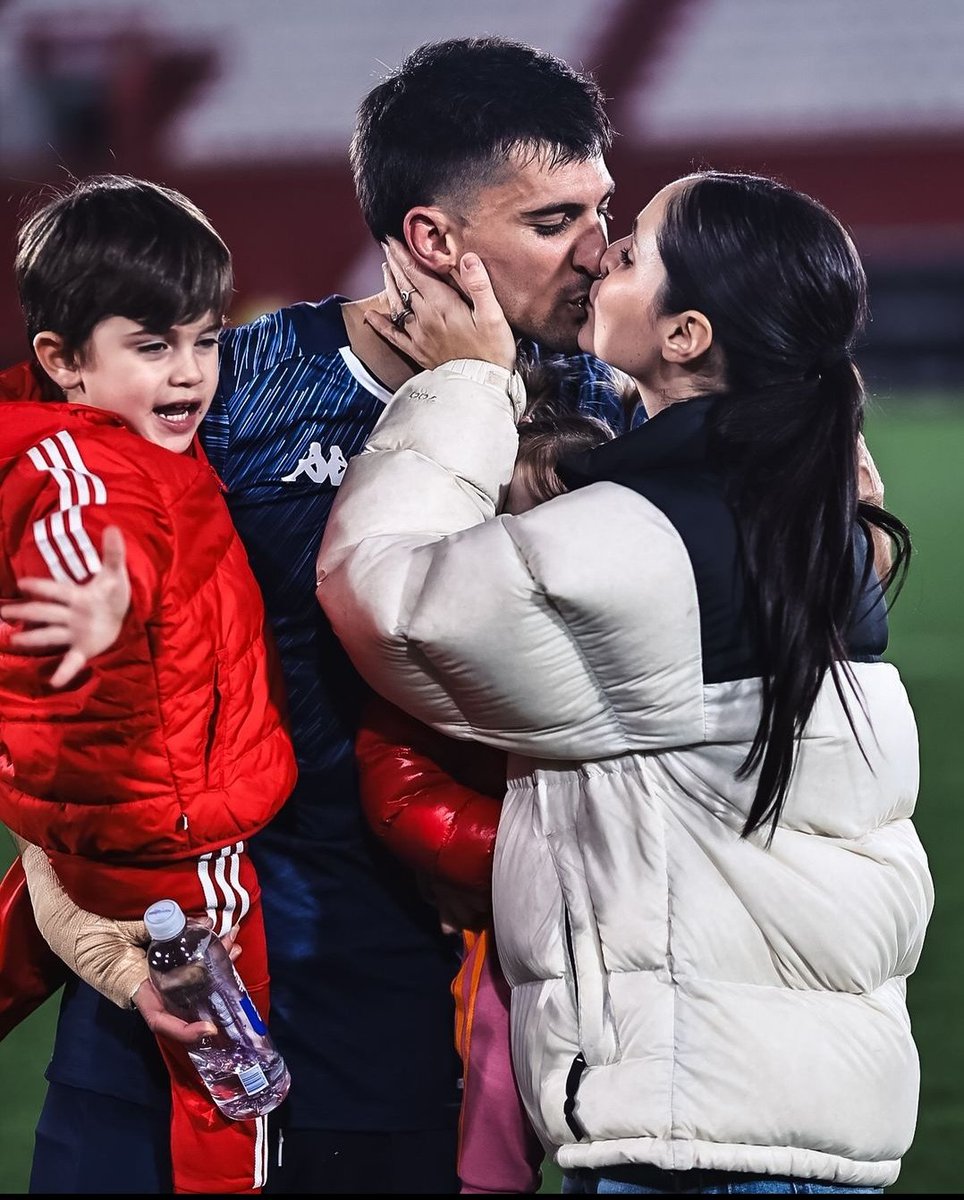 Y si vos me preguntas hoy que
 ¿carajo es el amor? yo te contesto
 miralos a ellos dos
 Y si vos me preguntas hoy
 ¿que carajo es el amor? yo te contesto 
miralos a ellos dos.