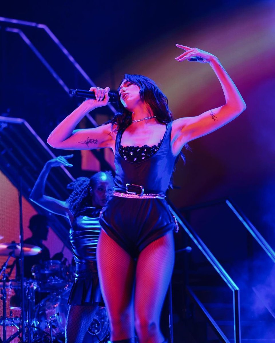 📸 | <a href="/DUALIPA/">DUA LIPA</a> during #DLSummerShowsNîmes recently! (Via jackcanalplus)