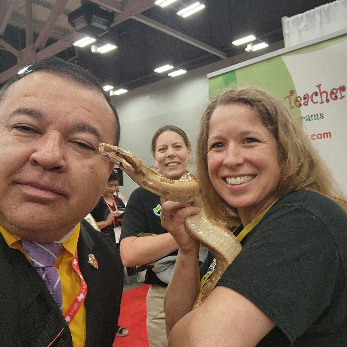 JTSPOTLIGHTS's tweet image. I met a friend @TASSP1 conference. He was alone and nobody was paying attention to him...ohhh everyone wanted a cute picture with the baby kangaroo...oh que cute! 
Nel arriba los feos como yo. He was very appreciated of the support. #TASSP2024