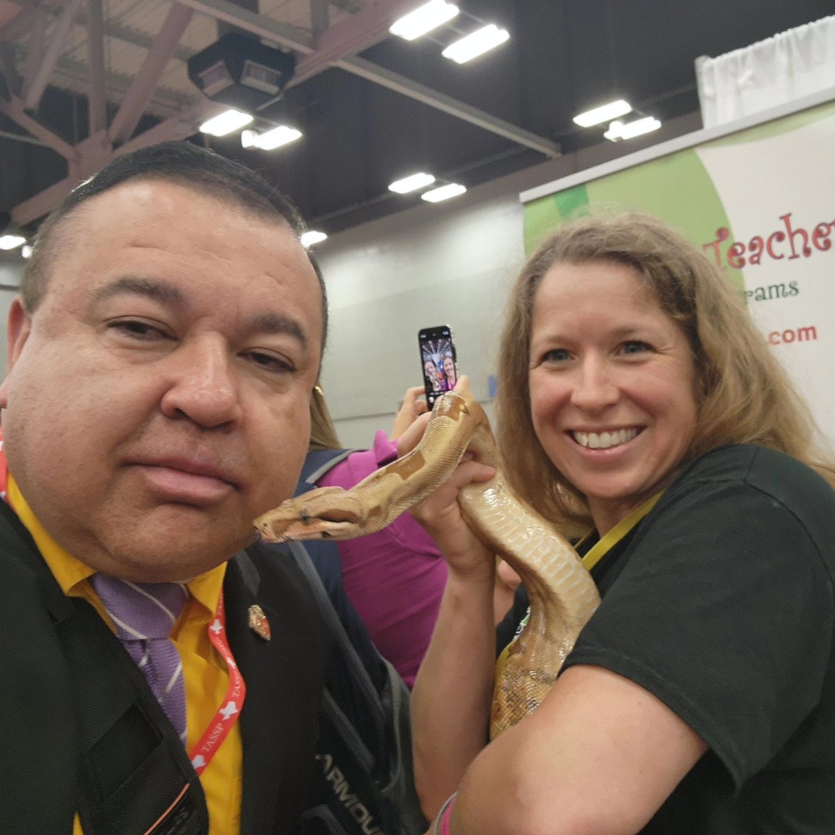 JTSPOTLIGHTS's tweet image. I met a friend @TASSP1 conference. He was alone and nobody was paying attention to him...ohhh everyone wanted a cute picture with the baby kangaroo...oh que cute! 
Nel arriba los feos como yo. He was very appreciated of the support. #TASSP2024